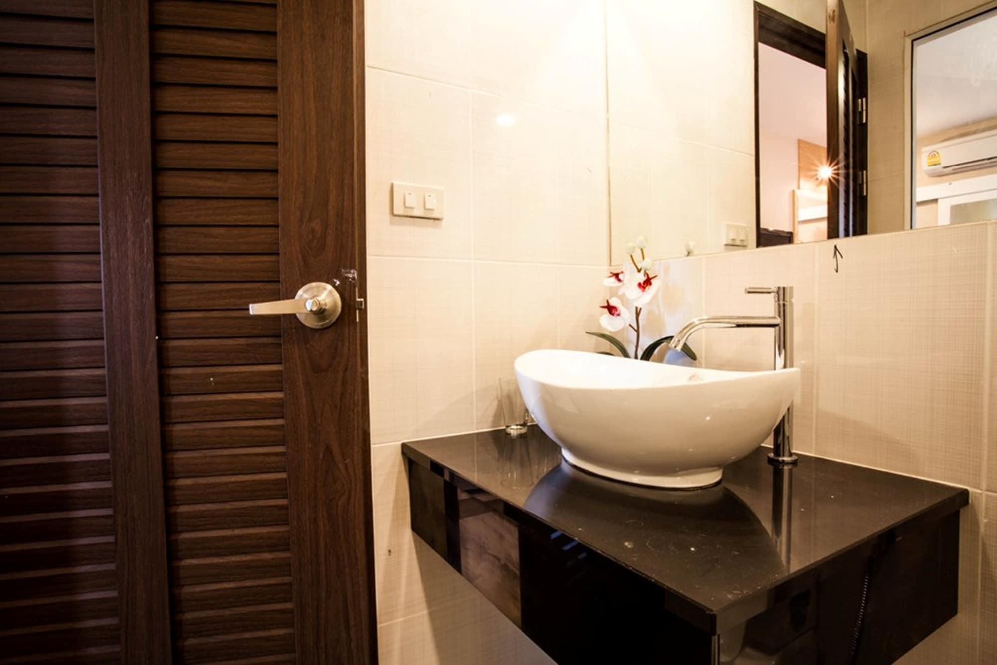 The Aim Sathorn Hotel Банкок Екстериор снимка