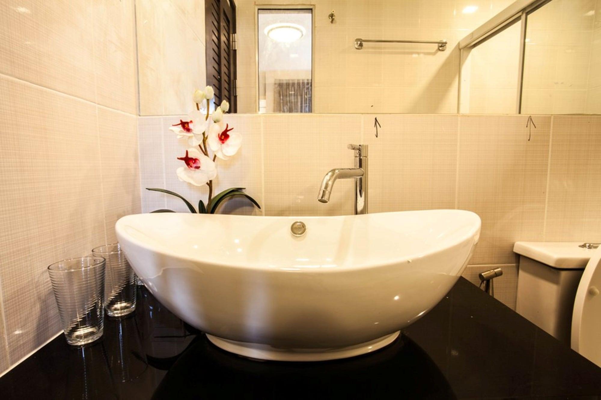 The Aim Sathorn Hotel Банкок Екстериор снимка