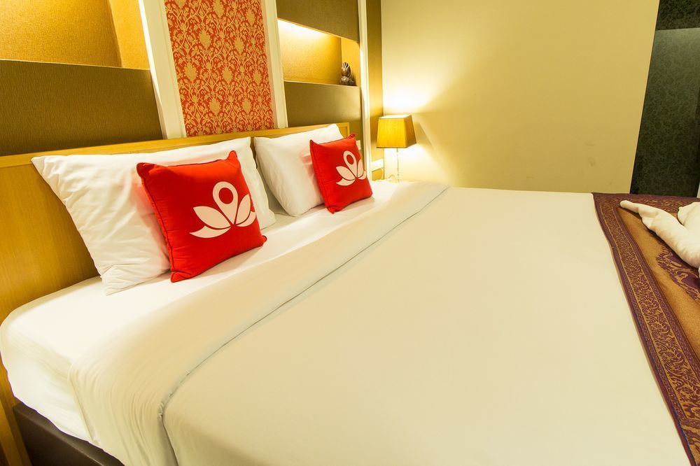 The Aim Sathorn Hotel Банкок Екстериор снимка