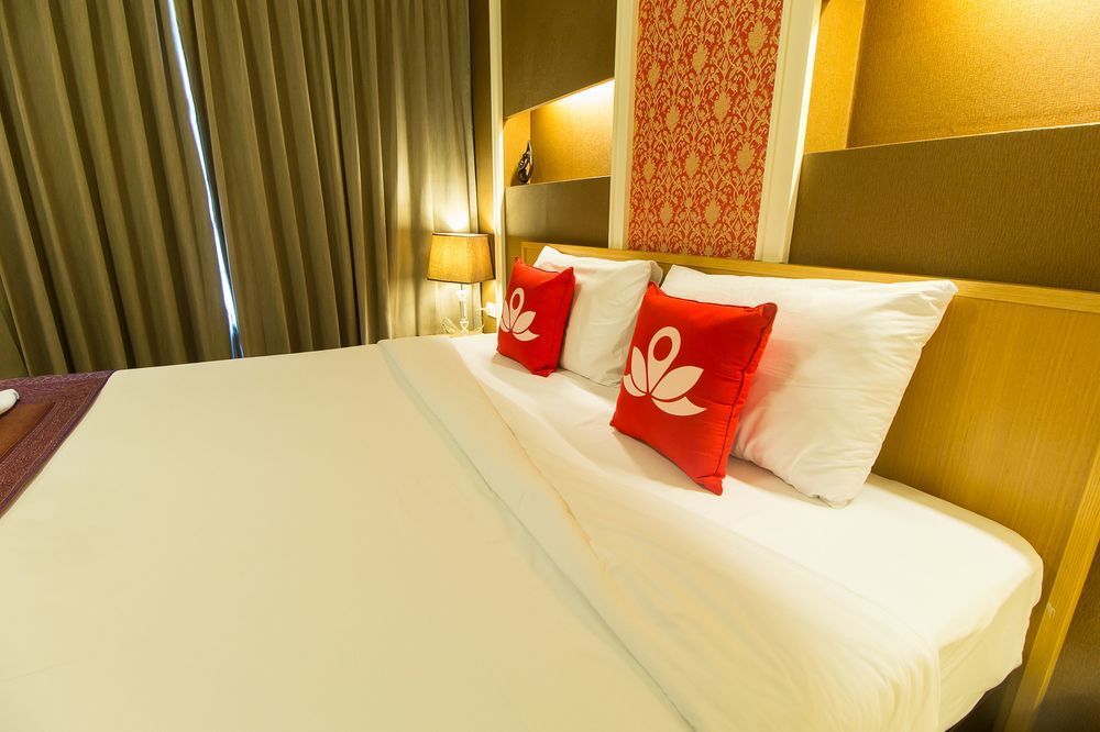 The Aim Sathorn Hotel Банкок Екстериор снимка