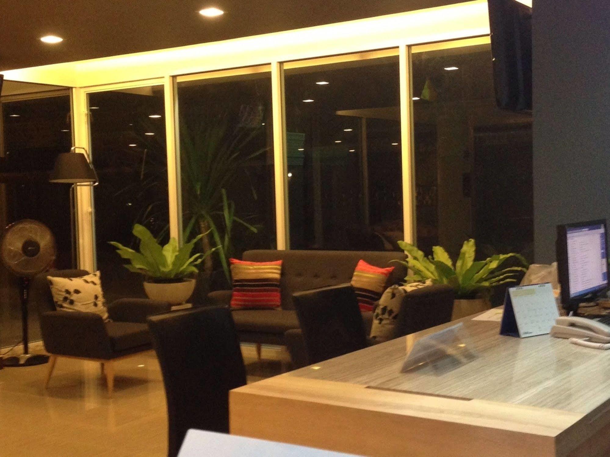 The Aim Sathorn Hotel Банкок Екстериор снимка